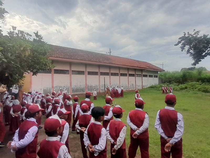 Upacara bendera hari pertama masuk sekolah